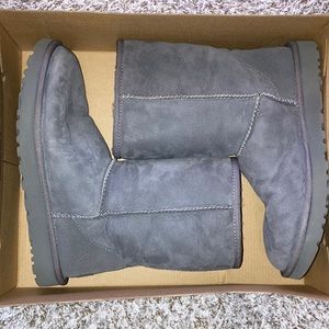 —Size 9 Classic Short II Grey UGG Boots